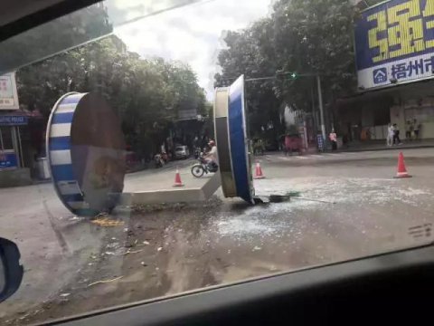 交通崗亭“橫躺”馬路上，究竟怎么回事？