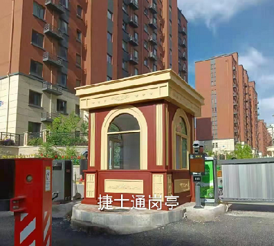前方什么這么晃眼？哎呦，竟然是新型亮眼的保安亭